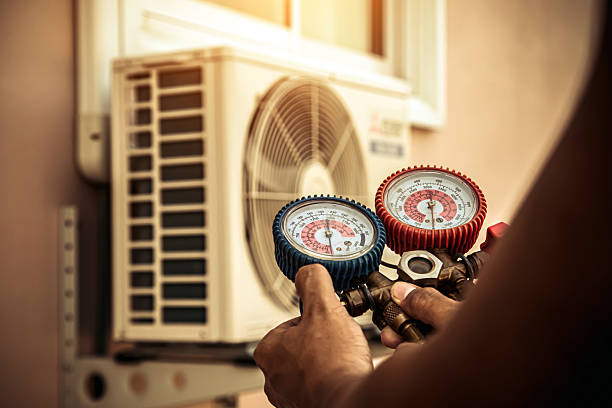 Professional Hvac technician working in Bloomingdale, IL